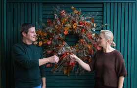 Die Besitzer des Weinguts beim Eingangsportal