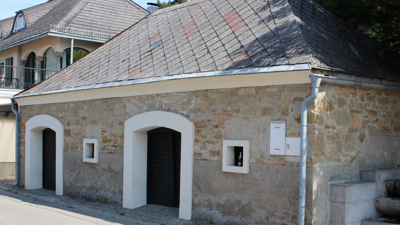 Ein traditionelles Geb&auml;ude mit Steinmauer und Schieferdach in Langenzersdorf.