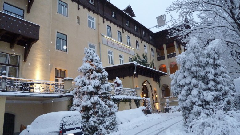 Winterliches Hotel Marienhof mit Schnee bedeckt.