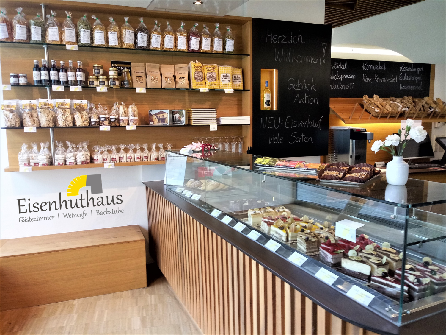 Innenansicht eines Ladens im Eisenhuthaus mit Gebäck und Kuchen in einer Vitrine.