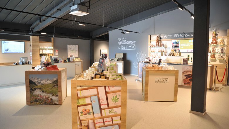 Innenansicht des Styx Welcome Centers mit Kosmetik- und Schokoladenprodukten.