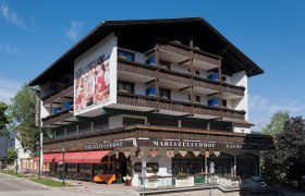 Außenansicht des Hotel Pirkers Mariazellerhof mit Balkonen und Café.