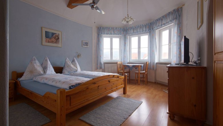 Das blaue Eckzimmer im G&auml;stehaus Rosa Denk, &copy; Rosa Denk