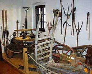 Ausstellung von landwirtschaftlichen Geräten in einem Museum.
