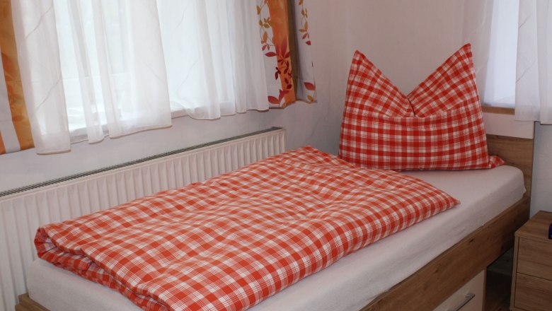 Schlafzimmer Einzelbett, &copy; Lisa Halmenschlager