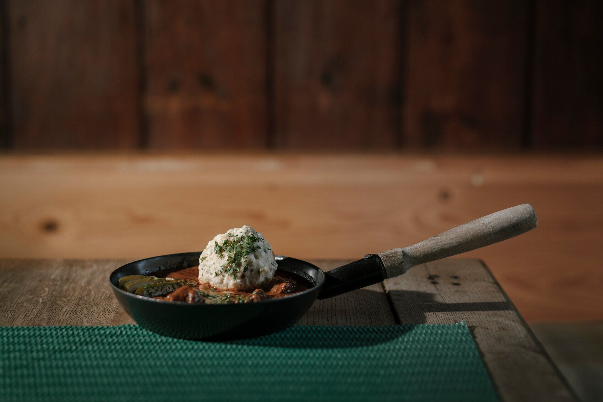 Gulasch mit Semmelknödel in einer Pfanne im Ottohaus auf der Rax