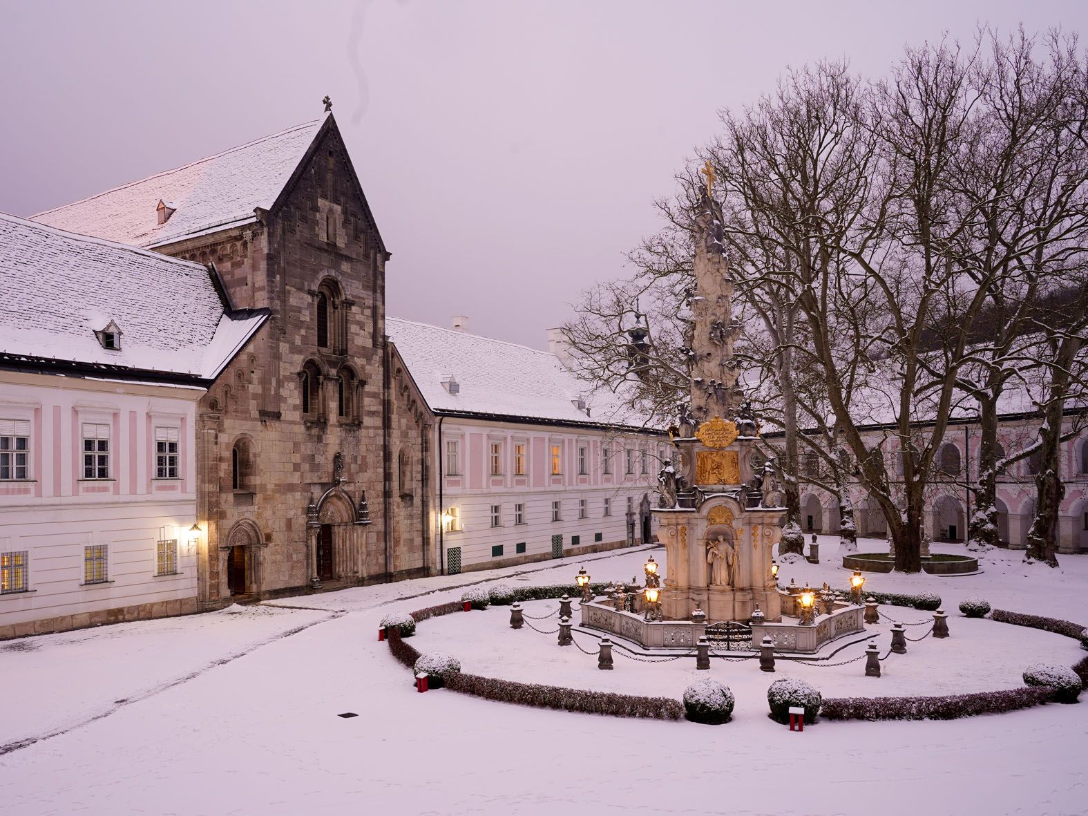 Das verschneite Stift Heiligenkreuz zeigt sich in stimmungsvoller Winterkulisse.