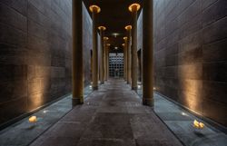 Moderne Villen auf Wasser mit reflektierenden Fassaden und Treppen, umgeben von Natur.