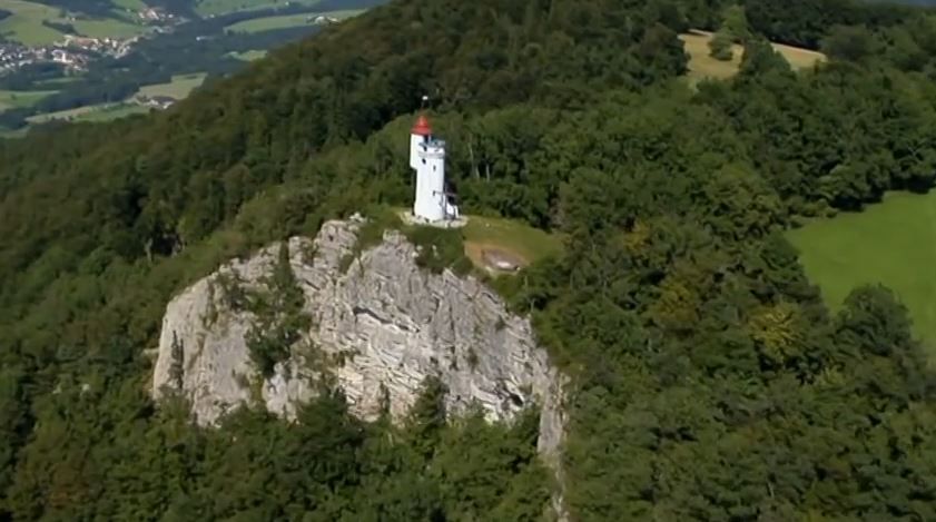 Luftaufnahme der Urlingerwarte auf einem bewaldeten Hügel.