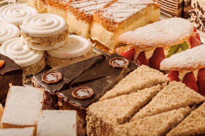 Verschiedene Kuchen und Torten in einer Konditorei.