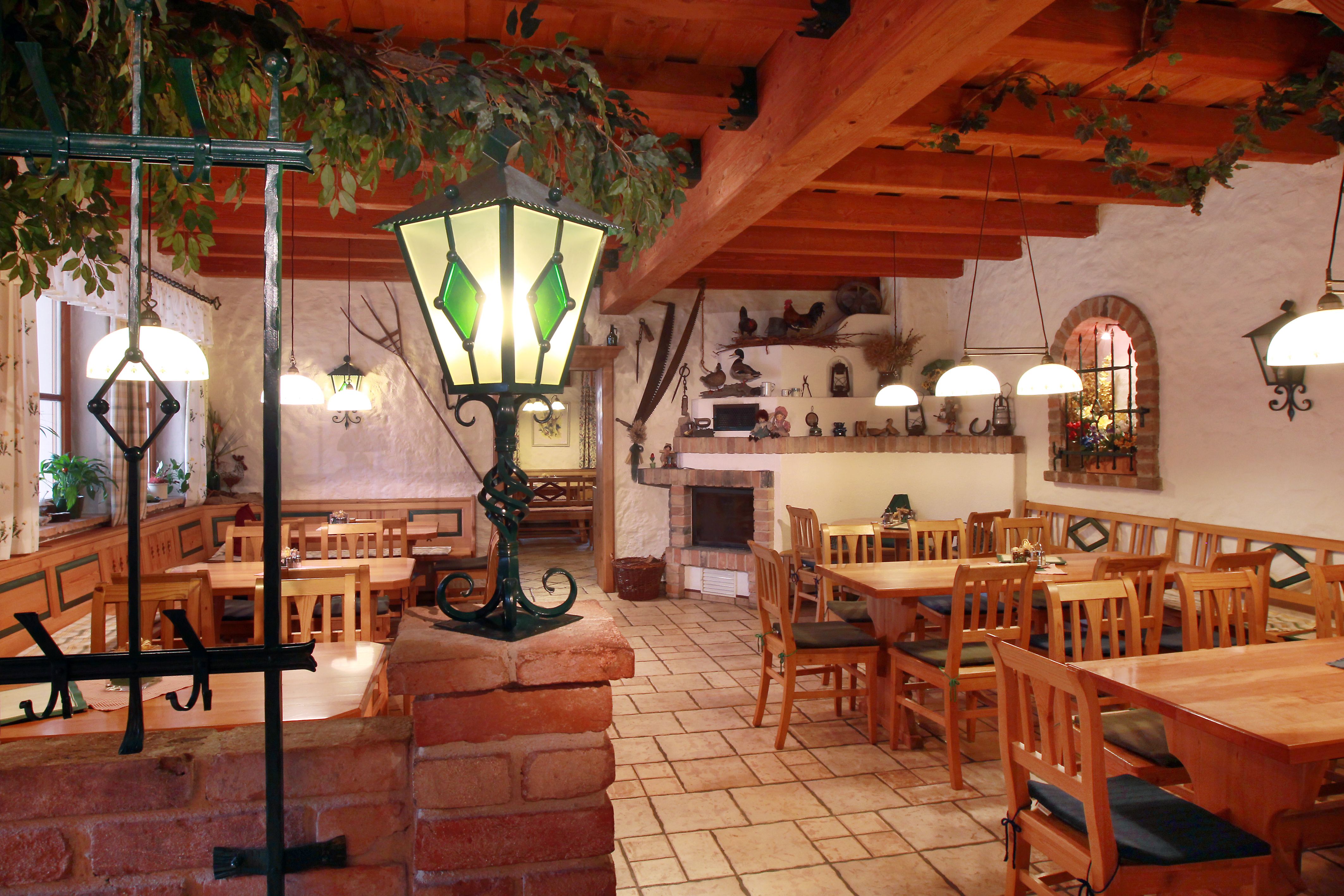 Gemütlicher Innenraum eines Weinguts mit Holzmöbeln und dekorativen Lampen.