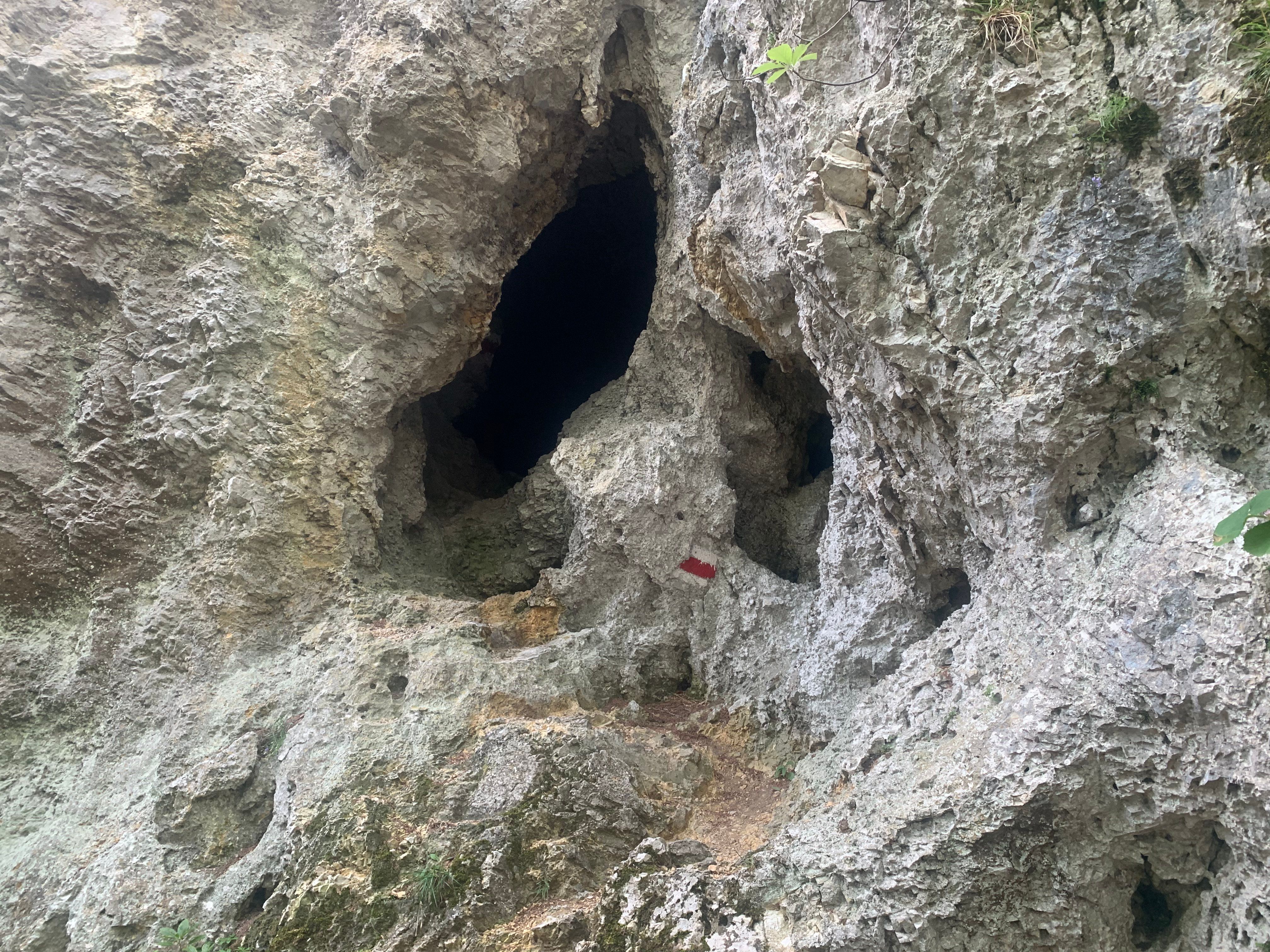 Felswand mit Löchern