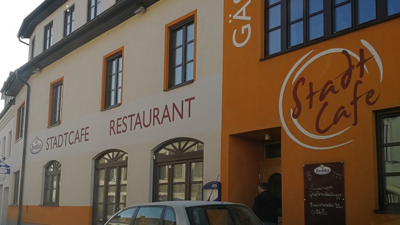 Au&szlig;enansicht eines Geb&auml;udes mit der Aufschrift 'Stadtcafe Restaurant'.