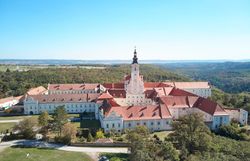 Umgeben von sanften Hügeln und üppigem Grün strahlt das Stift Altenburg eine friedliche Atmosphäre aus. Die beeindruckende Architektur und die malerische Landschaft laden dazu ein, die Seele baumeln zu lassen und die Schönheit der Natur zu genießen.