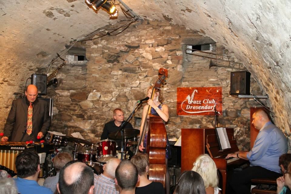 Jazzband spielt in einem Gewölbekeller mit Publikum im Jazzclub Drosendorf.