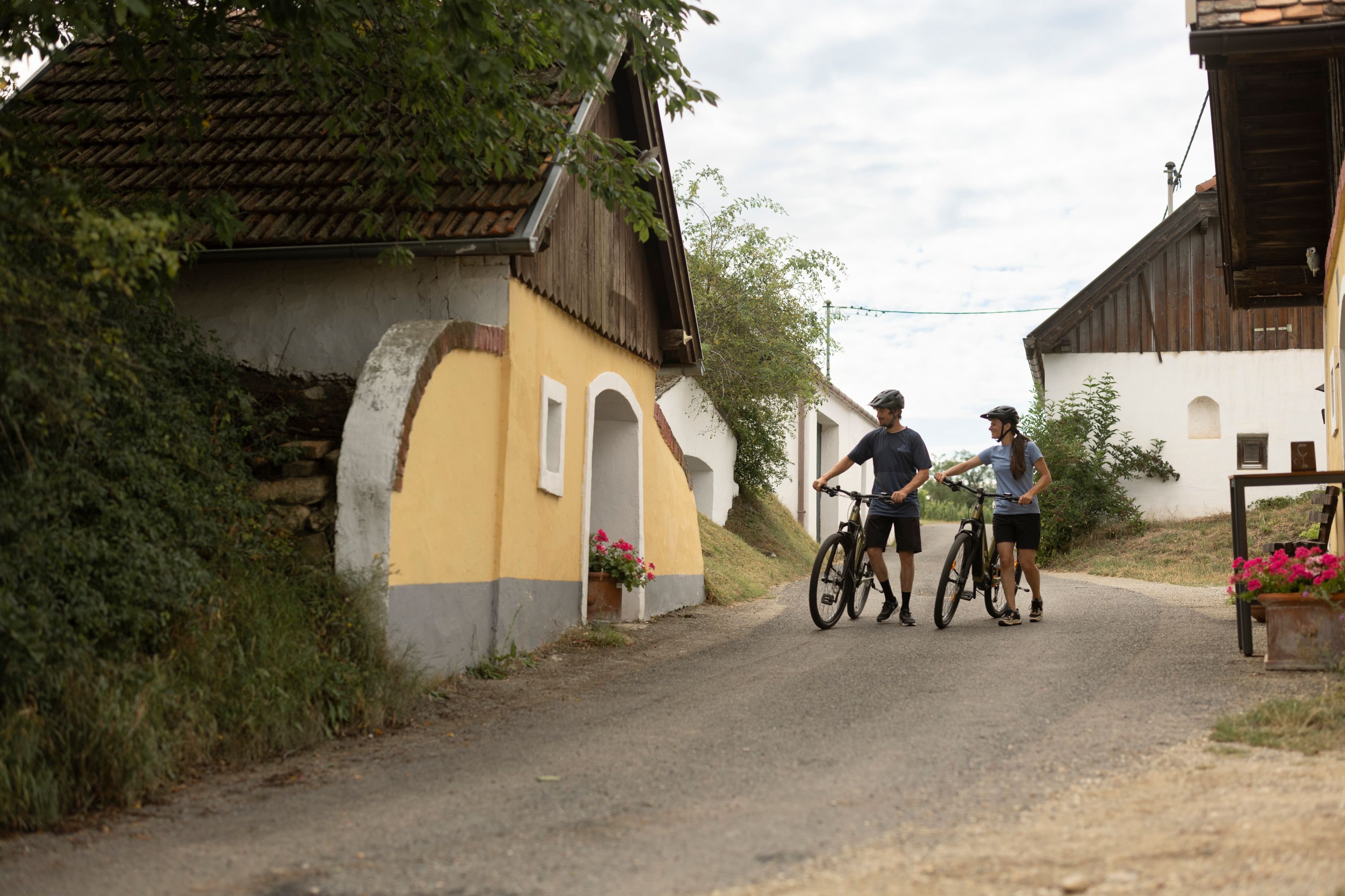 Zwei Radfahrer in der Öhlbergkellergasse in Pillersdorf.