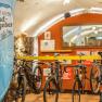 Fahrradgarage mit Fahrr&auml;dern und einem Banner der Wiener Alpen Rad-Gastgeber.