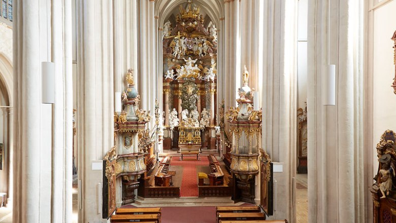 Innenansicht der Kirche im Stift Zwettl mit pr&auml;chtigem Altar und hohen S&auml;ulen.
