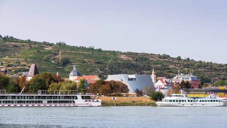 Landesgalerie Niederoesterreich von der Donau aus, © Kunstmeile Krems Loxpix