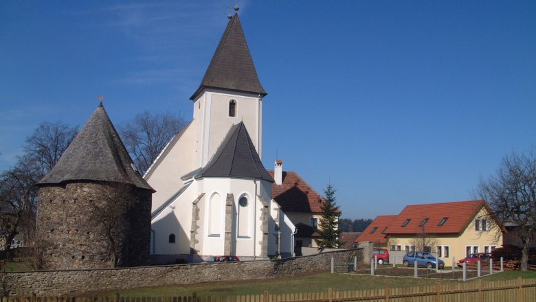 Kirche und Geb&auml;ude in Gro&szlig;g&ouml;ttfritz bei klarem Himmel.