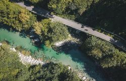 Zwei Radfahrer am Ybbstalradweg neben dem Fluss