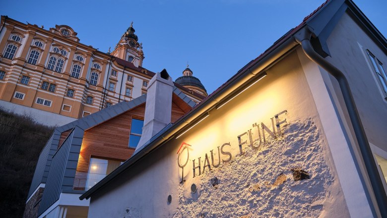 Haus F&uuml;nf n&auml;chtlich beleuchtet, &copy; Prof. Arch. DI Dietmar Kraus