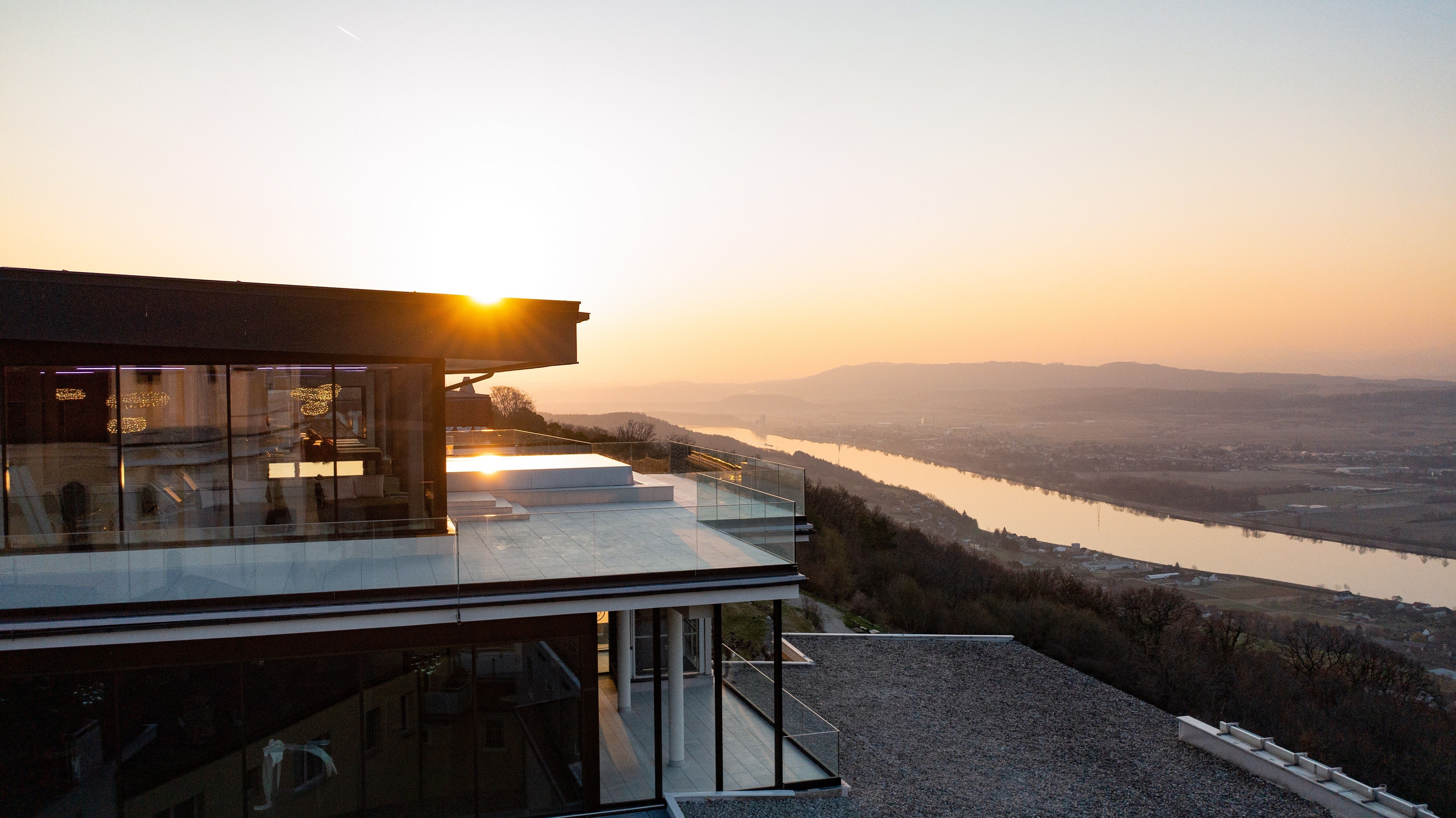 Infinity-Pool mit Blick auf Fluss und Landschaft.