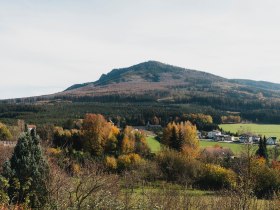 Die sanften H&uuml;gel des s&uuml;dlichen Waldviertels erstrahlen im warmen Licht des Herbstes, w&auml;hrend die bunten Bl&auml;tter der B&auml;ume eine malerische Kulisse schaffen. Ein Gef&uuml;hl von Ruhe und Erholung durchzieht die Landschaft, die zum Entdecken und Verweilen einl&auml;dt.