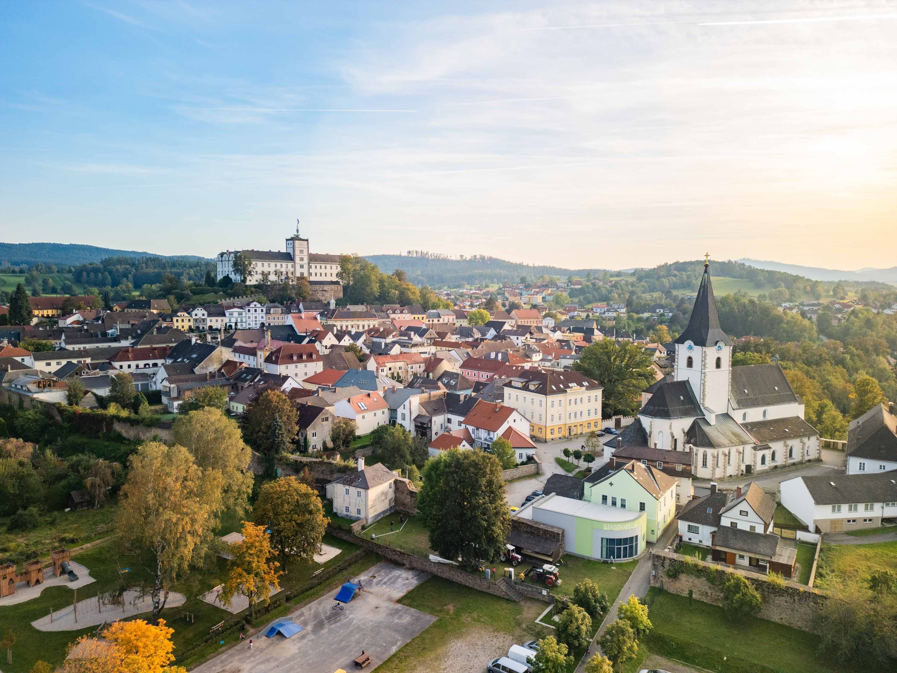Luftaufnahme von Weitra mit Schloss und Kirche im Vordergrund.