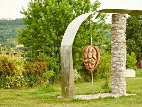 Nussskulptur in Krummnussbaum, &copy; Donau Nieder&ouml;sterreich / Klaus Engelmayer