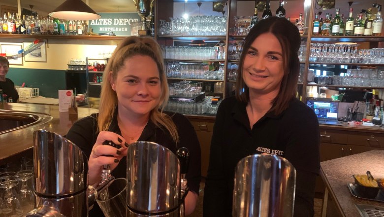 Zwei Frauen hinter einer Bar im Alten Depot, Mistelbach.