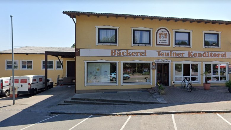 Außenansicht der Bäckerei Teufner mit gelber Fassade und Schaufenstern.