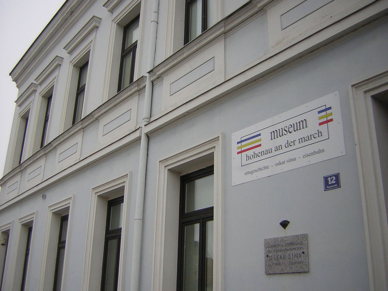 Fassade des Museums Hohenau an der March mit Schild und Gedenktafel.