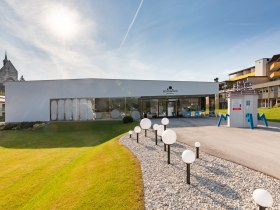 Sconarium mit modernem Ausstellungs- und Kultursaal und Wehrkirche im Hintergrund, &copy; Wiener Alpen in Nieder&ouml;sterreich - Bad Sch&ouml;nau