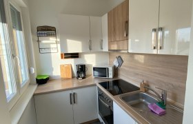 Helle Küche mit Fenster und Elektrogeräten