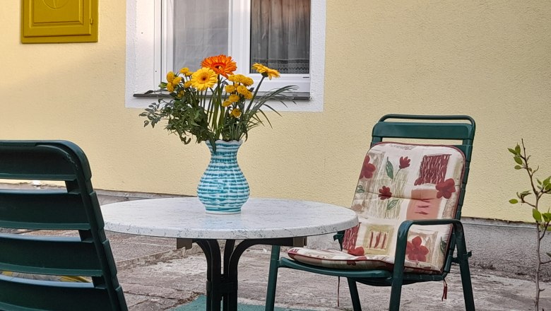 Sitzecke im Innenhof, &copy; Ferienhaus Leopold