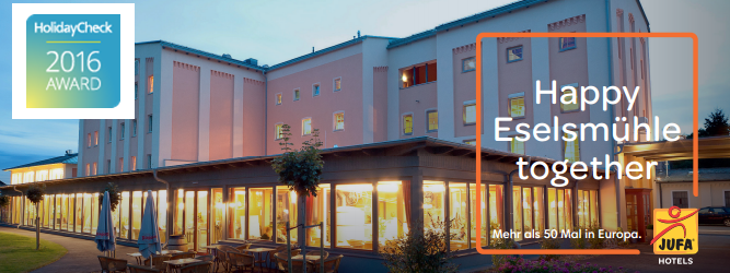 JUFA Hotel Weinviertel, © JUFA Außenansicht des JUFA Hotels bei Abenddämmerung mit HolidayCheck Award 2016 Logo.