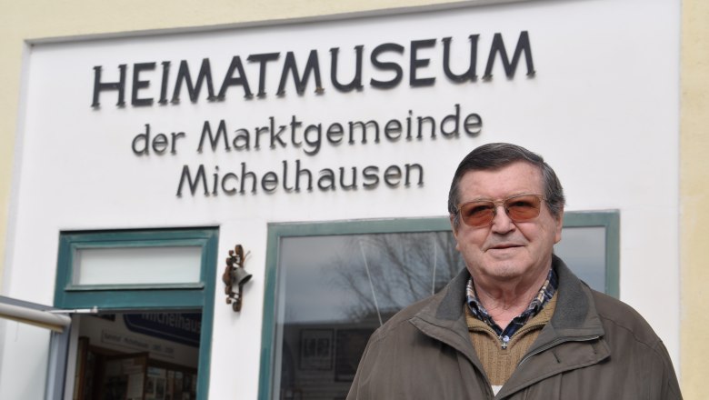 Herr Zachhalmel vor dem Heimatmuseum der Marktgemeinde Michelhausen