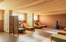 Ein Ruheraum mit Liegest&uuml;hlen, Raumteilern und einem dekorativen Brunnen.