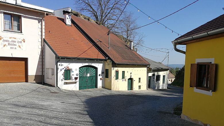 Eine malerische Gasse mit traditionellen Gebäuden und Kopfsteinpflaster in Rohrendorf.