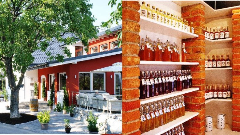 Au&szlig;enansicht eines roten Geb&auml;udes mit Terrasse und Baum, daneben ein Regal mit Flaschen in einem Innenraum.