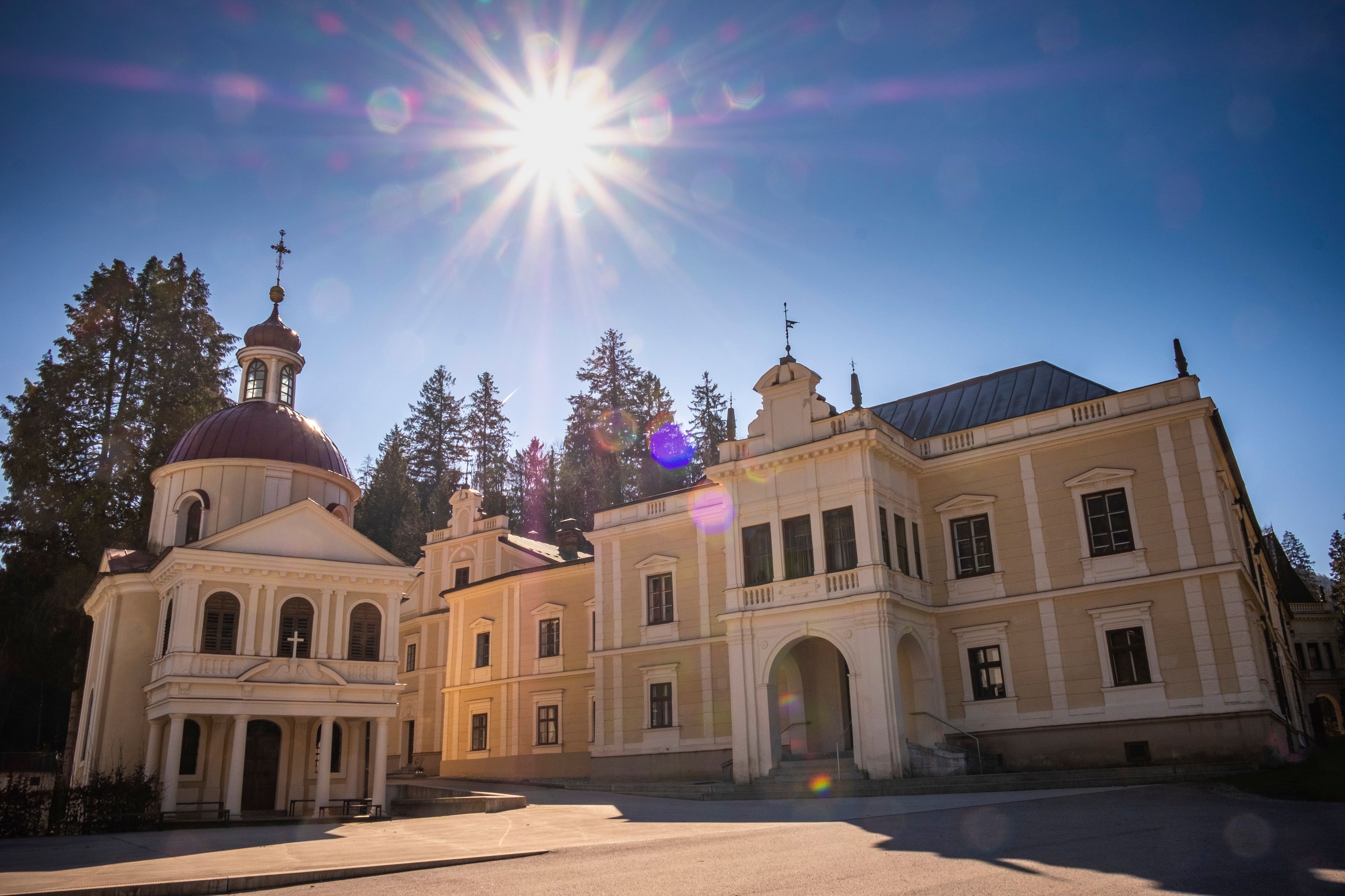 Töpperschloss Neubruck bei Sonnenschein mit blauer Himmel und Bäumen im Hintergrund.