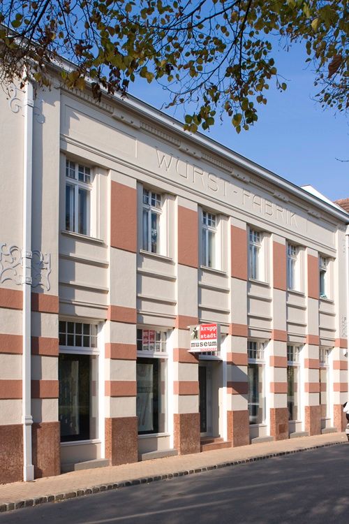 Historisches Gebäude mit der Aufschrift 'Wurst-Fabrik', jetzt ein Museum.