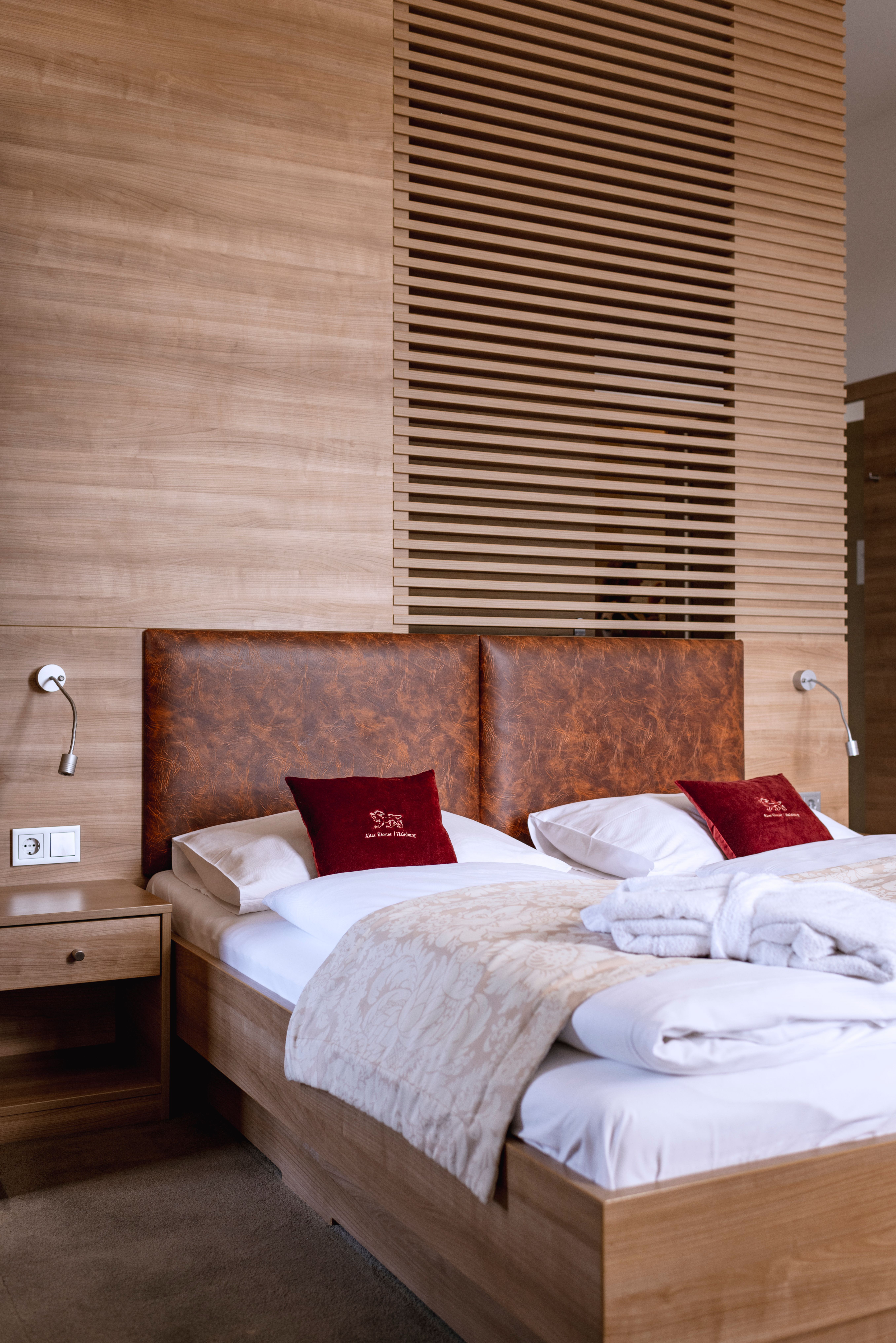 Innenhof des Hotels Altes Kloster mit Glasdach und modernem Design.