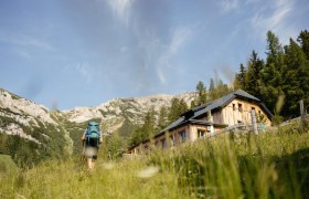 Ein malerischer Wanderweg f&uuml;hrt durch die sanften H&uuml;gel, umgeben von &uuml;ppigem Gr&uuml;n und majest&auml;tischen Bergen. Die frische Bergluft und das sanfte Pl&auml;tschern eines nahen Baches laden dazu ein, die Seele baumeln zu lassen und die Sch&ouml;nheit der Natur zu genie&szlig;en.