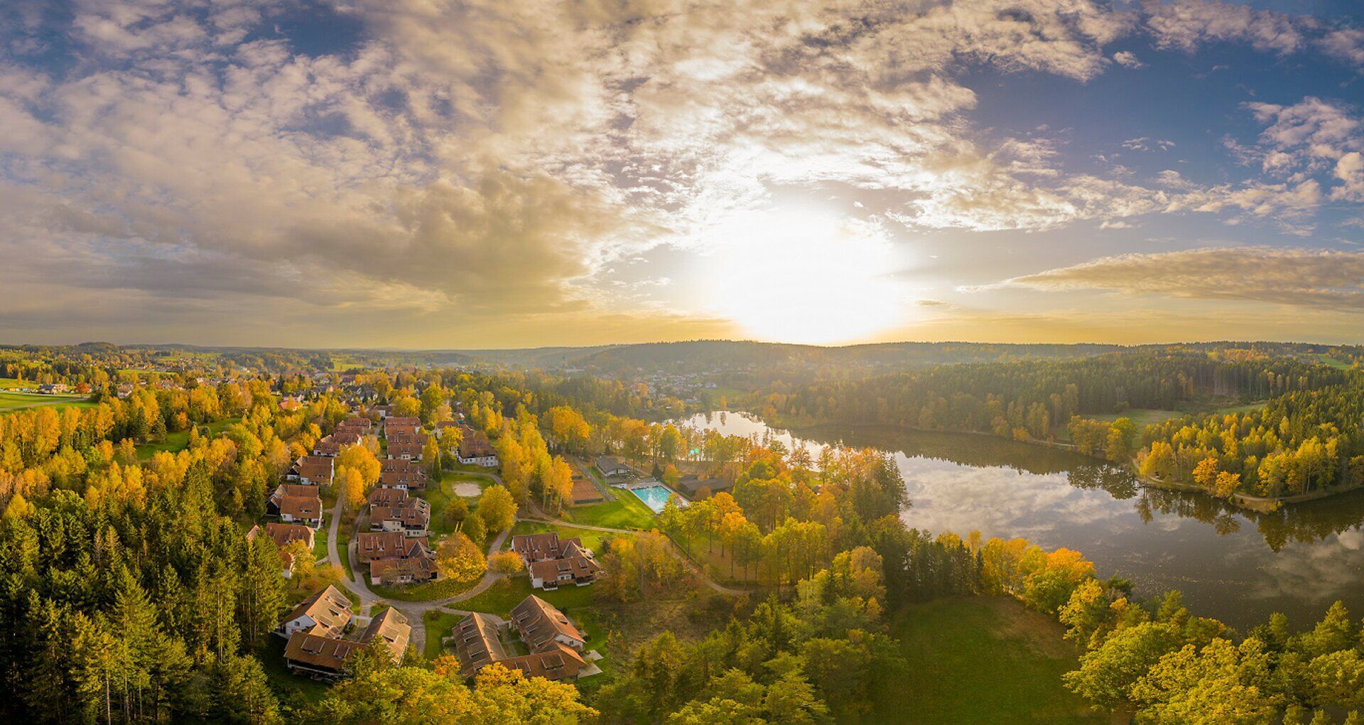 Die sanften Hügel und das glitzernde Wasser laden zu unvergesslichen Erlebnissen in der Natur ein. Bunte Blätter der Bäume spiegeln den Zauber des Herbstes wider und schaffen eine harmonische Kulisse für entspannte Tage im Freien. Hier, wo die Ruhe der Landschaft auf die Freude am Entdecken trifft, wird jeder Moment zum Genuss.