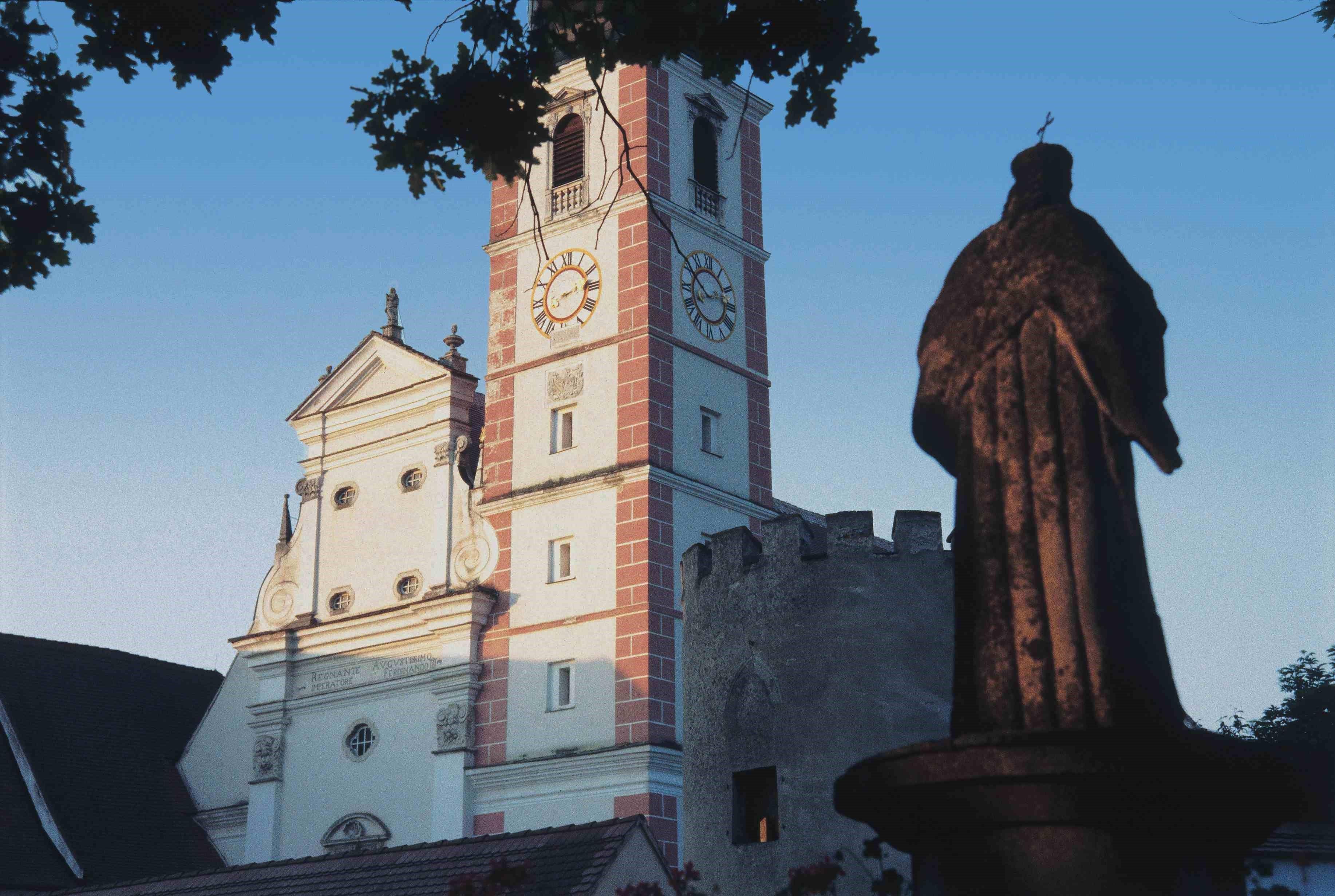 Kirchturm und Statue in Geras, Österreich.