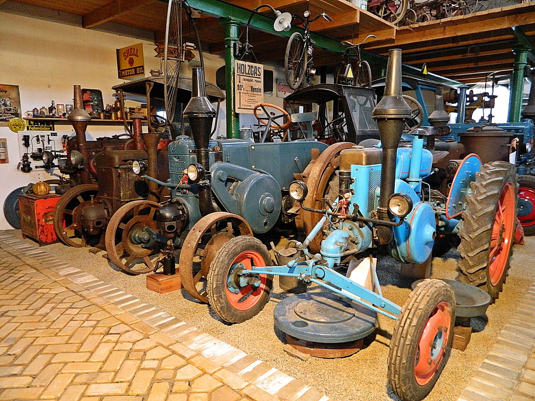 Alte Traktoren in einem Museum ausgestellt.