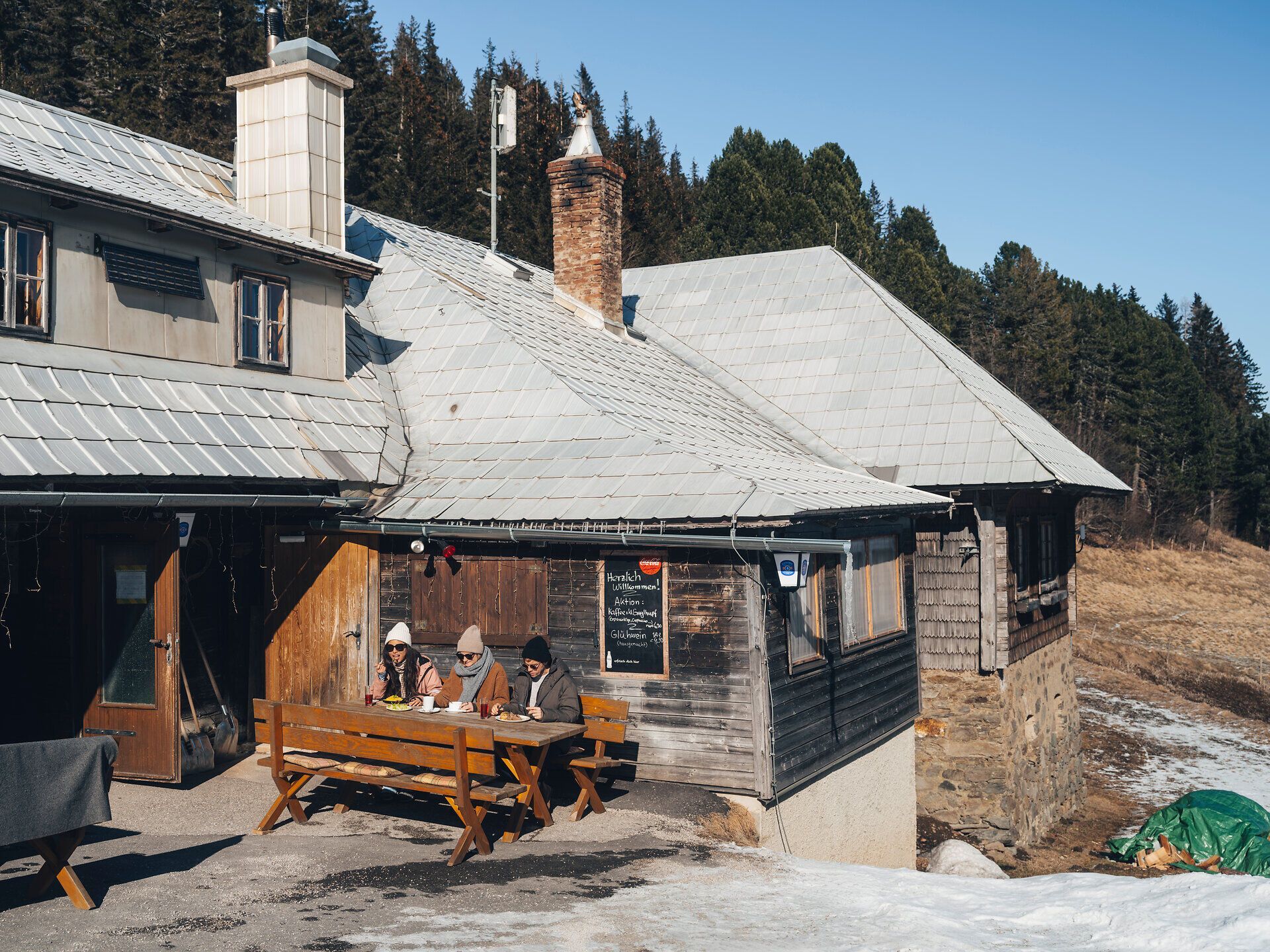 In der winterlichen Idylle der Wiener Alpen genießen Gäste die Ruhe und die frische Bergluft. Umgeben von schneebedeckten Wäldern und der klaren Berglandschaft, bietet die gemütliche Hütte einen perfekten Rückzugsort für Naturliebhaber. Hier wird der Winter zum Erlebnis, während man die atemberaubende Aussicht auf die verschneiten Gipfel bewundert.