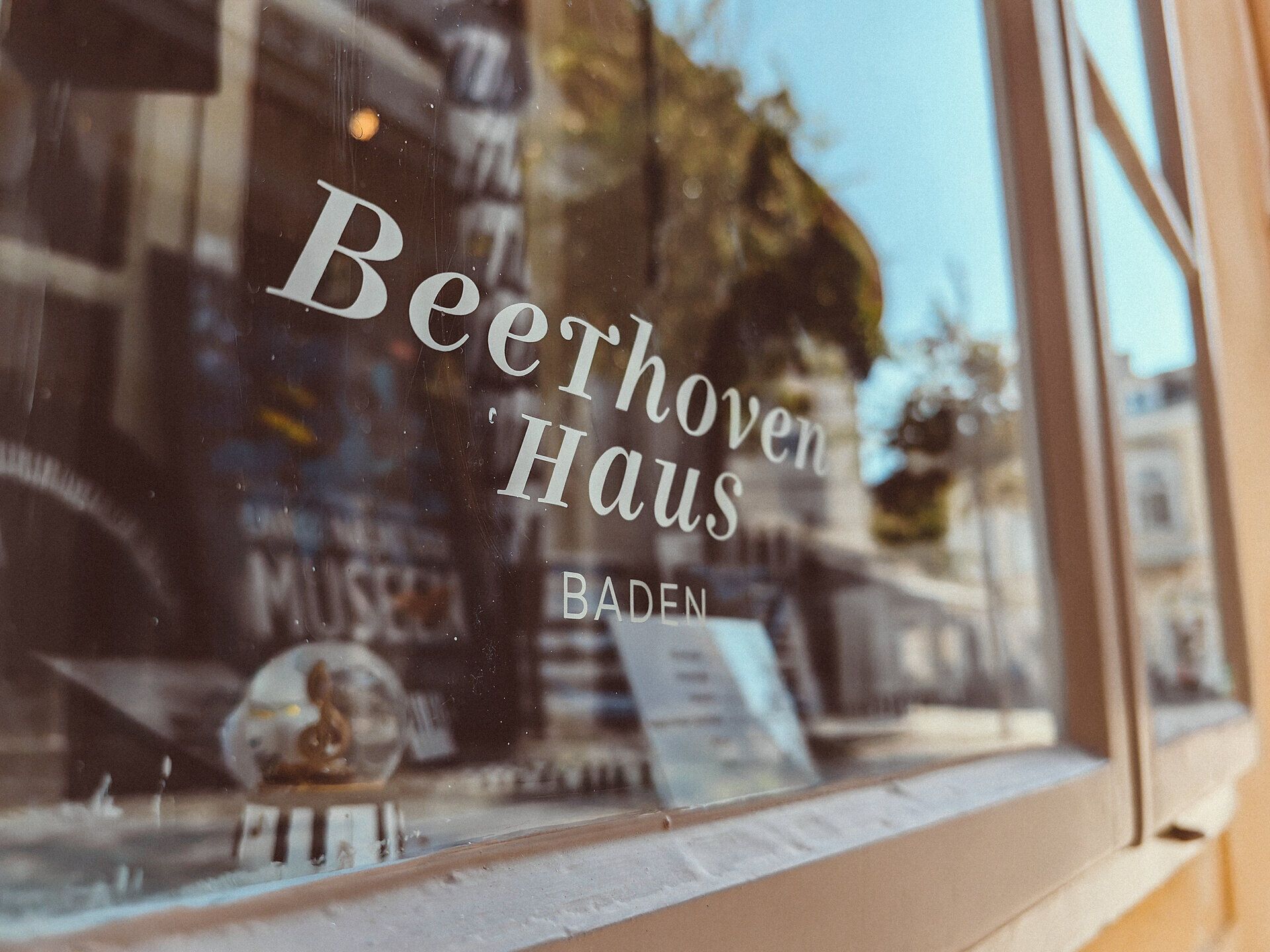 Das Beethoven Haus in Baden strahlt eine besondere Atmosphäre aus, die die Besucher in die Welt des großen Komponisten entführt. Die charmante Architektur und die umgebende Natur laden dazu ein, die Seele baumeln zu lassen und die inspirierende Geschichte zu entdecken.